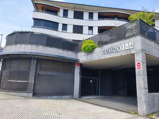 Autoparkplatz  Macondo kalea. Venta de amplia raya de garaje con gran trastero en dos alturas.