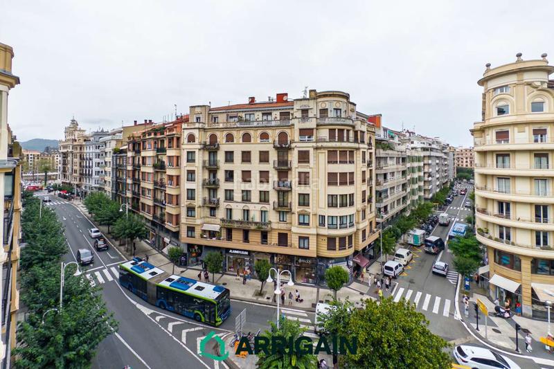 Foto cb64c1be-95cb-441e-85bb-e4f2edef917e. Piso en iparragirre 6 piso en esquina con terraza en venta en Gros en Donostia - San Sebastián