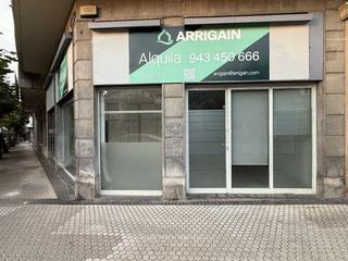 Lloguer Local Comercial  Avenida navarra 34. Amplio local en gros, acondicionado para oficinas.