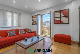 Flat  Herrera pasealekua. Amplio piso en venta reformado, exterior y muy luminoso.