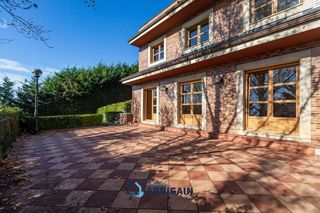 Casa aparellada  Aldapa. Bonita villa bifamiliar con 250 metros de jard�n y vistas despej