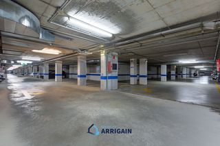 Aparcament cotxe a Teresa de calcuta plaza 5. Venta de raya de garaje para coche grande en la plaza de los juz