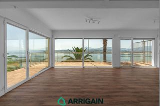 Casa in Camino higer 46. Magnífica villa pareada en venta con vistas frontales a la bahía