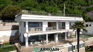 Casa a Hondarribia. Magnífica villa pareada en venta con vistas frontales a la bahía