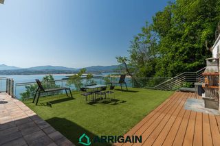 Casa in Hondarribia. Magnífica villa pareada en venta con vistas frontales a la bahía