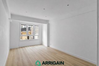 Flat in Marina 4. Piso de hormigón en venta con ascensor a cota 0 en el centro de