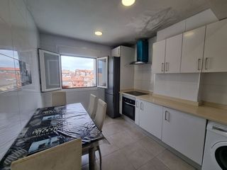 Flat  Pio xii plaza. Se vende piso alto y luminoso en edificio de hormigón con ascens