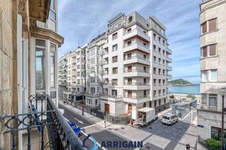Pis  Marina. Apartamento en venta en el centro en edificio de hormigón