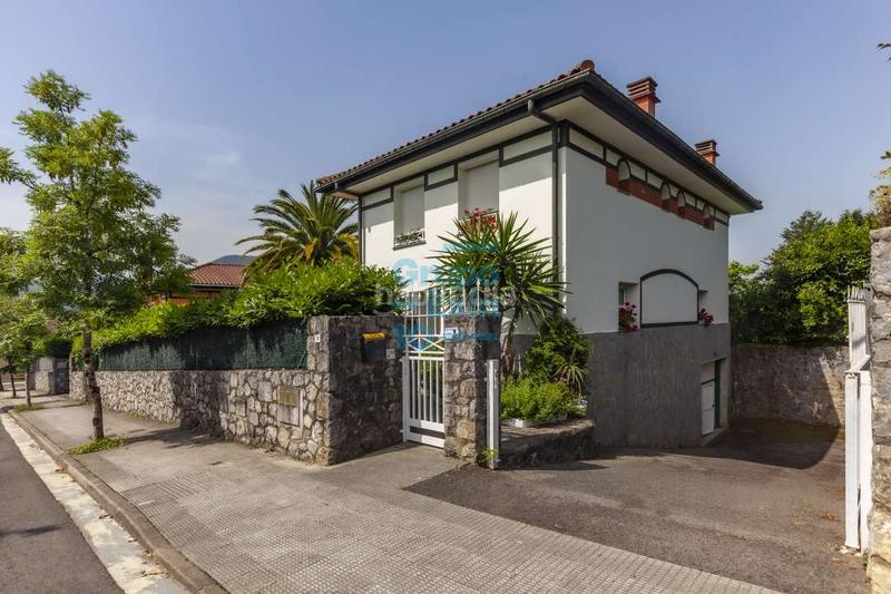 Foto a311d5bb-032d-4cd6-abaf-54ef27b52adc. Casa villa unifamiliar de reciente construcción en parcela de 846m2, a 5 minutos andando del centro en Usurbil