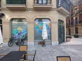 Lloguer Local Comercial a Calle arroka 2. Alquiler de local céntrico en dos alturas con gran escaparate