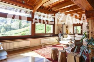 Masia a Goiburu, barrio auzoa. Precioso caserío rehabilitado recientemente, con 75.000 m2 de te