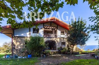 Haus in Buztinzuri, igeldo 12. Igeldo. villa de construcción reciente, con imponentes vistas al