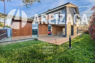Casa aparellada a Miramon-Zorroaga. Villa bifamiliar de reciente construcción, con imponentes vistas