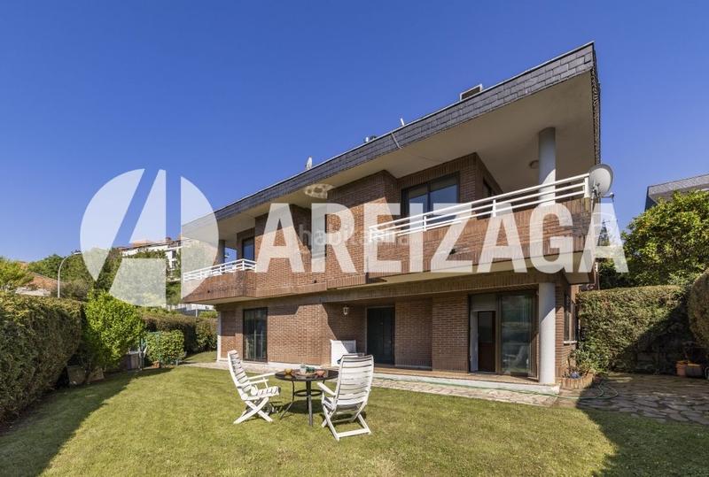 Foto 1869e003-813a-48b1-95f8-07620b0ea203. Casa aparellada amb calefacció aparcament a Aiete Donostia - San Sebastián