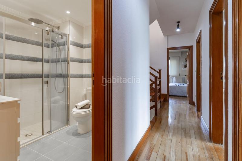 Foto e5a1f3c7-91bf-4a61-93ca-c9fc2fa26291. Casa aparellada amb calefacció aparcament a Aiete Donostia - San Sebastián