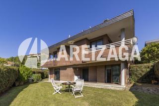 Casa aparellada  Berabera pasealekua. Zona bidebieta 2, villa pareada o bifamiliar a tres fachadas, de