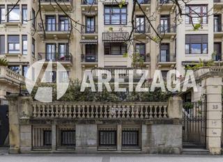 Alquiler Oficina en Gernikako arbola pasealekua 23. Alquiler de oficina de 355 m útiles en semisótano en el centro d