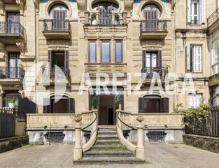 Duplex à Prim kalea 17. Prim bajo con jardín ubicado en edificio clásico, en pleno centr