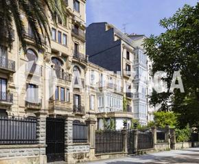 Dúplex en Prim kalea 17. Prim bajo con jardín ubicado en edificio clásico, en pleno centr