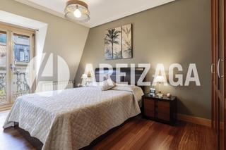 Pis  Arrasate kalea. Calle arrasate, junto al mercado y próximo a la playa. piso alto