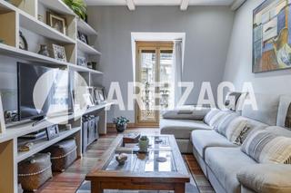 Pis  Arrasate kalea. Calle arrasate, junto al mercado y próximo a la playa. piso alto
