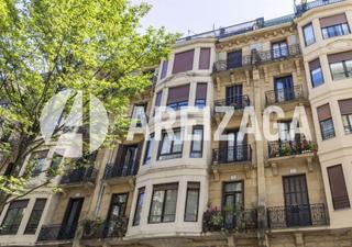 Pis  Prim kalea. Piso exterior a la calle prim, junto al bellas artes, de salón,
