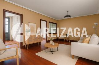 Pis a Parte Vieja. Plaza de la constitución, vivienda en tercera planta, exterior c
