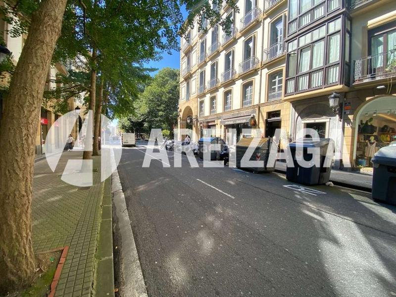 Foto a98e7fda-aab8-40c4-9fea-63f14a7b2054. Lloguer local comercial a legazpi kalea 7 a Área Romántica Donostia - San Sebastián