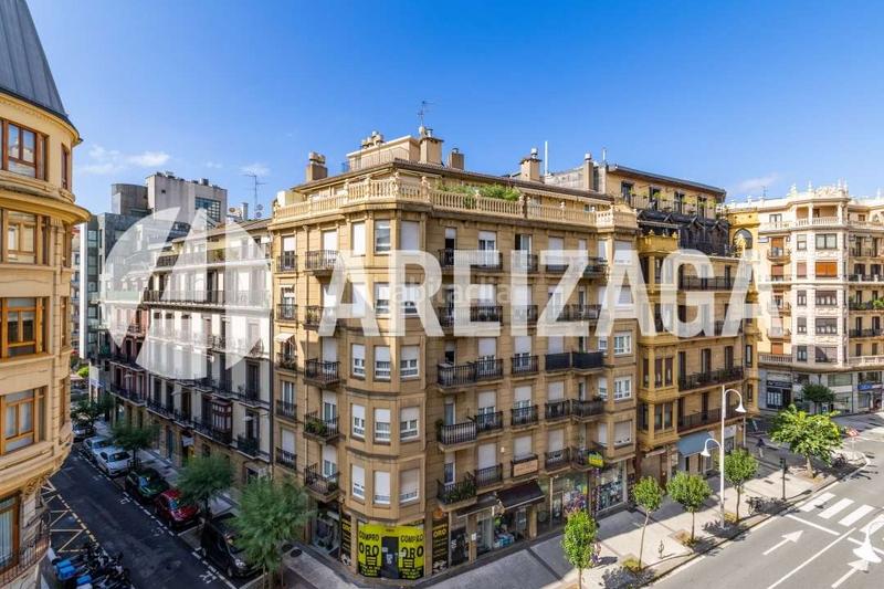 Foto ae5e4e33-53b6-41f2-8ff9-8df2530f484c. Piso  alto, exterior en calle miracruz, con 3 balcones, luminoso. en Donostia - San Sebastián