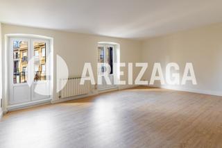 Pis  Mirakruz kalea. Piso alto, exterior en calle miracruz, con 3 balcones, luminoso.