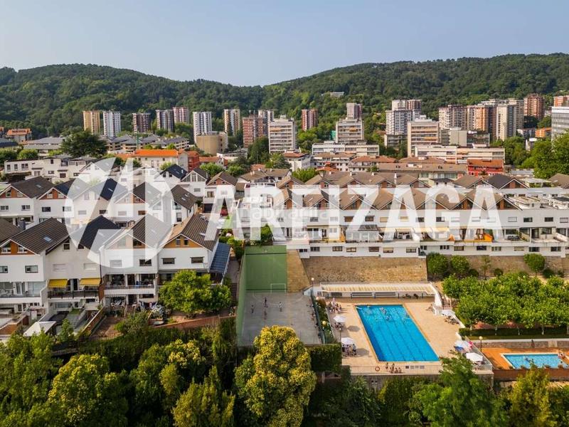 Foto bd7b8fca-a0f2-4469-94e8-2d7515655d57. Casa con riscaldamento parcheggio piscina in Miracruz Donostia - San Sebastián