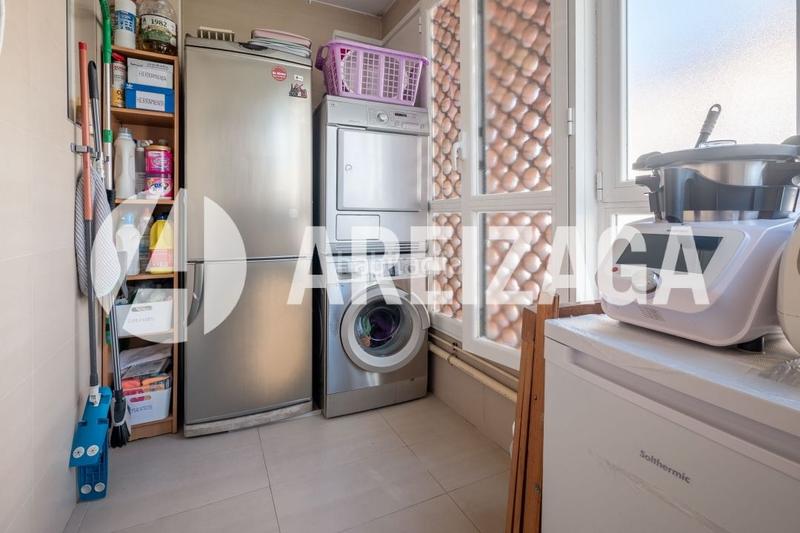 Foto 6d9557c4-0ce3-4ad1-a71c-4458c252a318. Piso amplio piso con terraza orientada al sureste para entrar a vivir . garaje cerrado opcional con altillo en 80.000.. en Donostia - San Sebastián