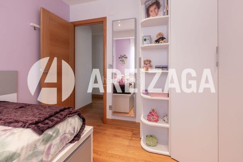 Foto b1330f7c-565c-4f3f-b717-3f7ea22daa94. Piso amplio piso con terraza orientada al sureste para entrar a vivir . garaje cerrado opcional con altillo en 80.000.. en Donostia - San Sebastián