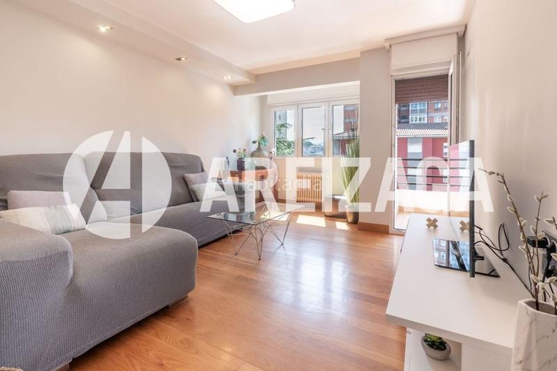 Foto c66b2a09-b761-44de-8d41-d88737f3cc71. Piso amplio piso con terraza orientada al sureste para entrar a vivir . garaje cerrado opcional con altillo en 80.000.. en Donostia - San Sebastián