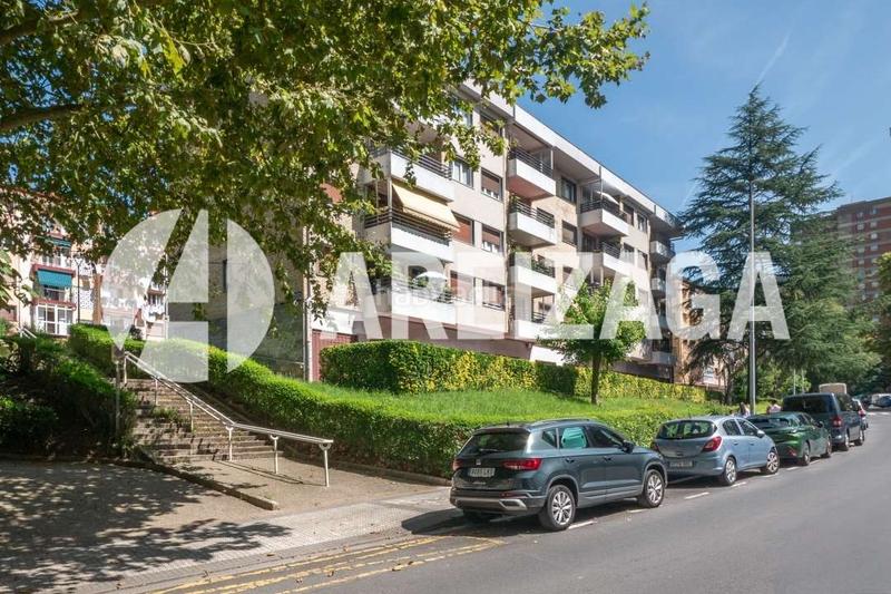 Foto da502fd0-4589-4d79-aac7-877a7309ba84. Piso amplio piso con terraza orientada al sureste para entrar a vivir . garaje cerrado opcional con altillo en 80.000.. en Donostia - San Sebastián