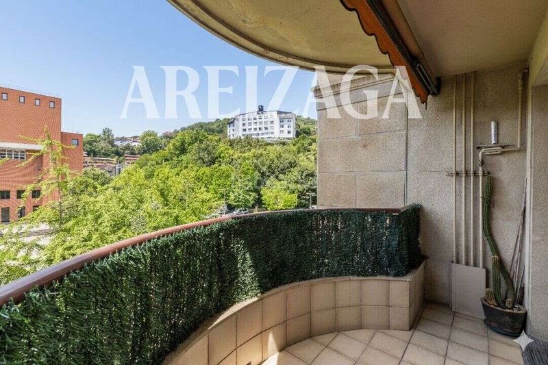 Foto b649a6d3-919a-4433-b705-f79c5ff5e58e. Piso ondarreta con vista despejada y al sur , extraordinaria vivienda, altura intermedia. garaje y trastero incluidos. en Donostia - San Sebastián