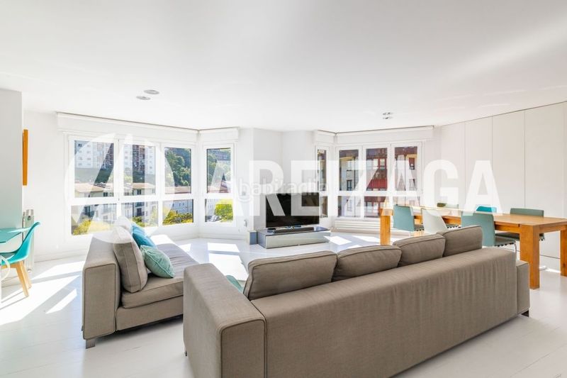 Foto cfcb680c-0164-4d45-b903-a9fa66d547af. Piso magnífica vivienda al comienzo de benta berri, a 5 minutos de la playa de ondarreta, de construcción reciente, con terraza al sur. en Donostia - San Sebastián