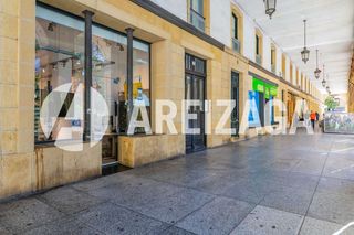 Lloguer Local Comercial a Gipuzkoa plaza 6. Local en perfecto estado de conservación y amplia fachada en una