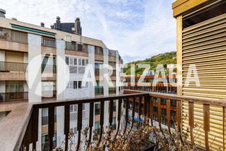 Appartement à Gros. Gros  vivienda reformada, ubicada en planta alta, con terracita