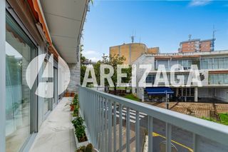 Piso  Paseo de los olmos. Amplio piso de 4 habitaciones con 2 terrazas al comienzo del pas