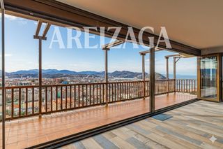 Appartement à Paseo de ulía 145. Ulía  vivienda de gran superficie, con imponentes vistas, balcon
