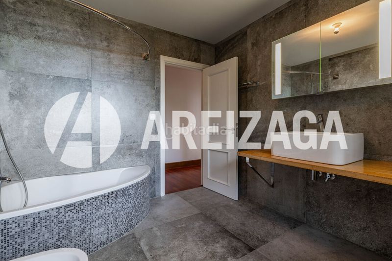 Foto 38a8da9d-45b6-432c-9632-e456d25978da. Piso en paseo de ulía 145 ulía vivienda de gran superficie, con imponentes vistas, balcones, garaje, instalaciones deportivas sauna. en Donostia - San Sebastián