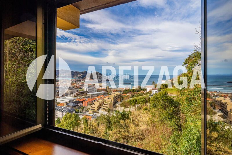 Foto 41f57e16-5f99-4169-bf9c-918a55c753e1. Piso en paseo de ulía 145 ulía vivienda de gran superficie, con imponentes vistas, balcones, garaje, instalaciones deportivas sauna. en Donostia - San Sebastián