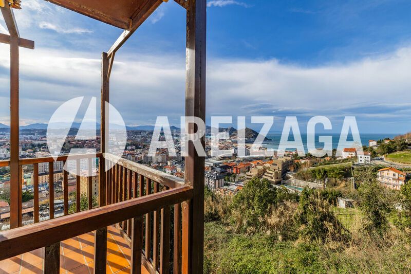 Foto c9a48c8d-f88f-49cf-b22a-8e771fd8c058. Piso en paseo de ulía 145 ulía vivienda de gran superficie, con imponentes vistas, balcones, garaje, instalaciones deportivas sauna. en Donostia - San Sebastián