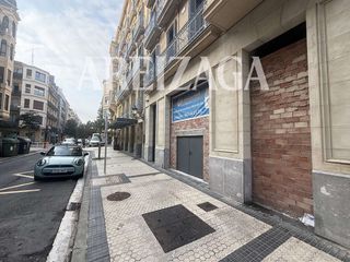 Lloguer Local Comercial a Hondarribia kalea 22. Local de techos altos, fachada visualmente potente, junto al hot