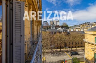 Pis a Sanchez toca kalea 11. Agradable piso exterior con balcón, de estructura de hormigón, e