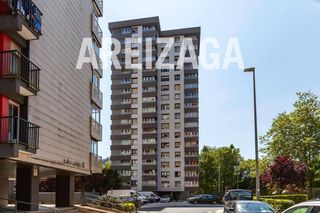 Appartement  De julio urkijo ibilbidea. Amplia vivienda con 3 balcones y orientación sur. con mucho pote