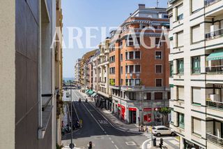 Flat  Gran vía. En el corazón del barrio, piso amplio exterior, casa de hormigón