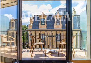 Pis  Frantzia pasealekua francia. Paseo de francia, vivienda en planta alta, exterior con terraza,