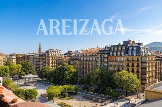 Àtic a Calle autonomía 11. Vivienda reformada en planta alta, luminosa y acogedora